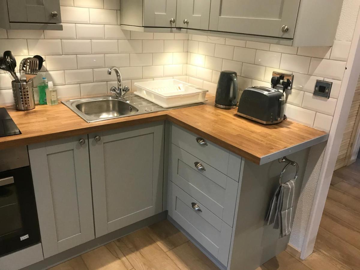 Foxes Sea Side Retreat Deluxe Chalet Is A Lovely Holiday Home Tucked Away On The Kent Coast Kingsdown  Екстер'єр фото