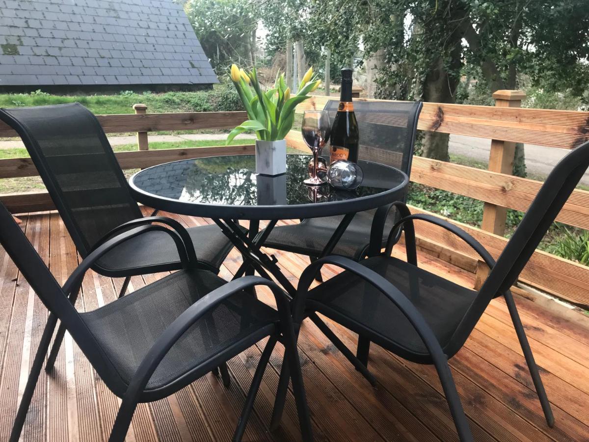 Foxes Sea Side Retreat Deluxe Chalet Is A Lovely Holiday Home Tucked Away On The Kent Coast Kingsdown  Екстер'єр фото